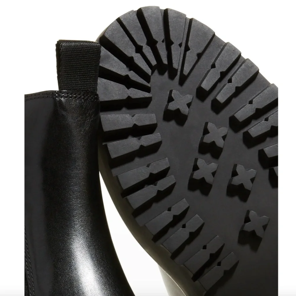 NIB $428 Tory Burch Leather Lug-sole Chelsea Boots in size 9!